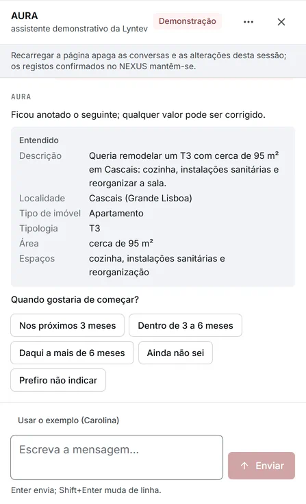 Recorte do assistente AURA a meio da conversa: o que foi reconhecido na mensagem de Carolina, cada campo corrigível, e a pergunta seguinte.